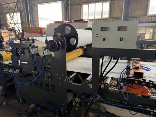 Machine voor het maken van plafondplaten van gips in Koeweit