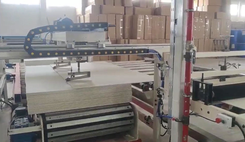 De volledig automatische gipsplafondtegelmachine is nu in gebruik in Algerije.