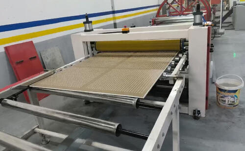 De Algerijnse productielijn voor plafonds van gipsplaten (perforatie, laminatie en sproeiing) is nu volledig operationeel.