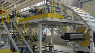 machine voor het maken van sandwichpanelen van minerale wol
