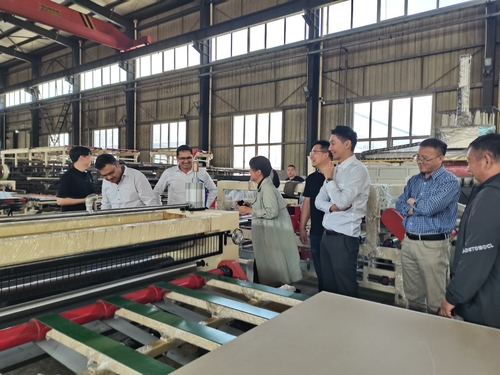 Laatste bedrijfsblogs We verwelkomen Thaise klanten in onze fabriek voor de aankoop van volautomatische gipsplafondplaat productielijnen.