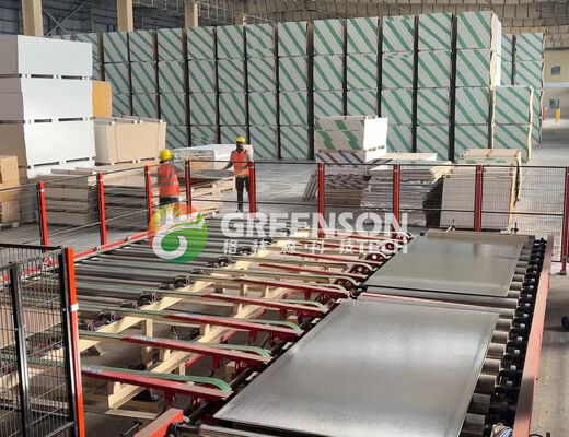 Goede prijs. 1300 mm effectieve lamineerbreedte Productielijn van gipsplafondtegels met 2-15 m/min instelbare snelheid en elektrische besturing van het PLC-systeem online