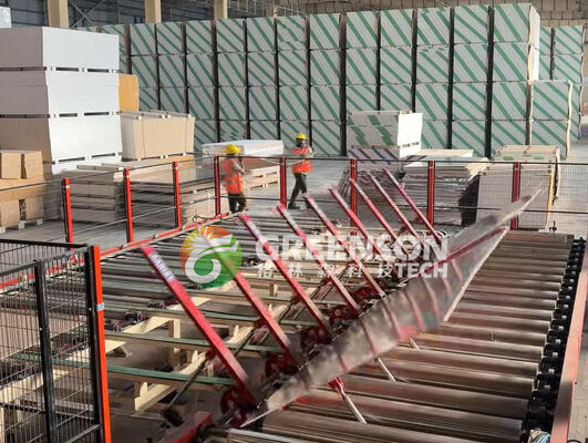 Goede prijs. Machine voor het maken van PVC-gelamineerde vezelcementplaten met 1300 mm effectief lamineren, PLC-systeem en een productiecapaciteit van 2-6 miljoen vierkante meter per jaar online
