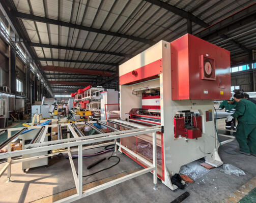 Goede prijs. PLC-gecontroleerde gipsplaatperforatiemachine met een druk van 200 T en een snelheid van 50 keer per minuut voor het perforeren van precieze panelen online