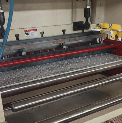 Goede prijs. Perforator voor industriële gipsplaten met een druk van 160 kg voor een maximale dikte van 20 mm bij een snelheid van 1 plaat/min online