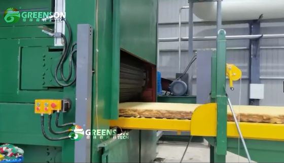 Machine voor het maken van panelen van steenwol met een kopel smeltoven voor aardgas