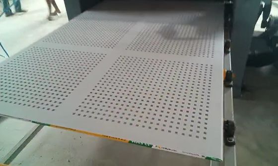 Geperforeerde gipsplaat plafondmachine Pleister vals plafond ponsmachine voor kleine bedrijven