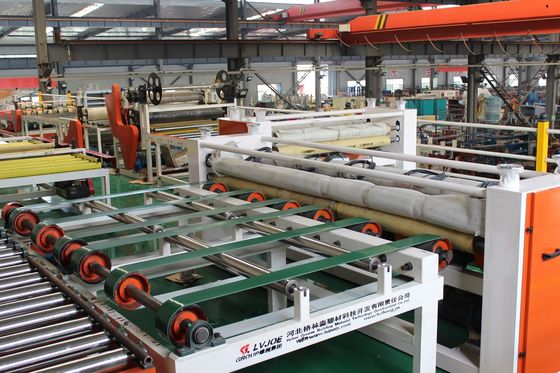 De automatische plafonds die van de gipsraad machine maken
