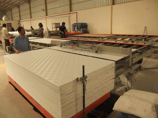 Pvc/Aluminiumfolie Minder Machine van de Arbeidslaminering met Hoge Automatische Eigenschappen