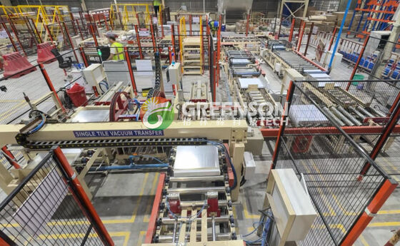 Goede prijs. Volledig automatische gipsplatenlamineermachine met een effectieve lamineerbreedte van 1300 mm en een verstelbare snelheid van 3-15 m/min voor de productie van gipsplafondtegels online