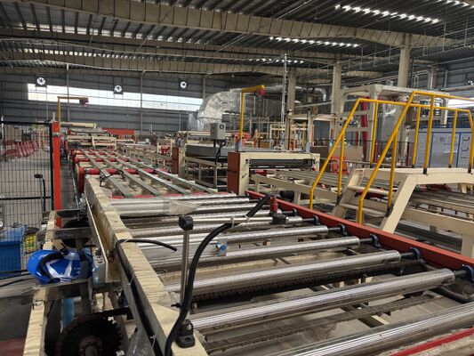 Goede prijs. Automatische PVC-lamineermachine voor gipsplaten met 1300 mm effectieve laminering, PLC-systeem en een capaciteit van 2-6 miljoen m²/jaar online