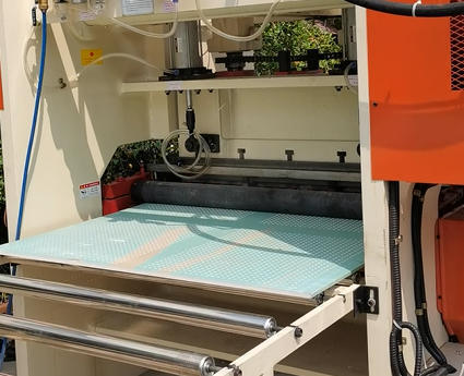 Goede prijs. Hoog efficiënte gipsplaatperforatiemachine met computercentrale besturing, 1220 mm breedte van de perforatie en meerdere gatvormen online