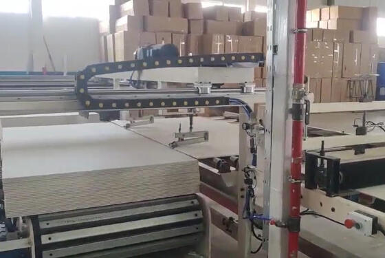 Goede prijs. High Output PVC Film Laminating Machine met een effectieve laminatie van 1300 mm en een capaciteit van 2-6 miljoen vierkante meter per jaar voor de productie van plafondplaten van gips online