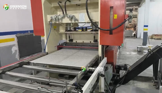 Automatische gipsplaatperforatiemachine met een vermogen van 11 kW en een capaciteit van 1 pc/min voor akoestische panelen