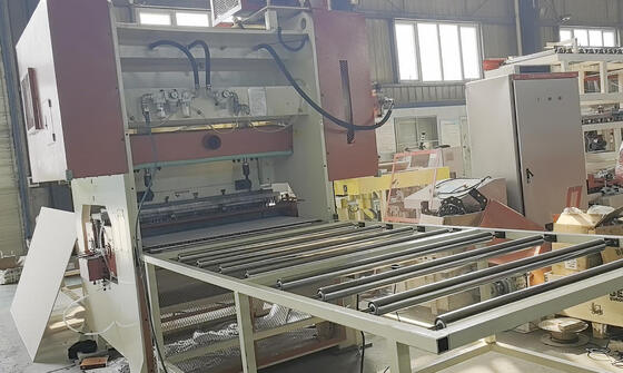 PLC-controle 200t drukperforatiemachine met aanpasbare gatvormen voor het perforeren van platen
