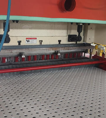 Goede prijs. 160 ton Druk 11 KW Power Hole Perforating Machine voor MDF-paneel met meerdere gatvormen online
